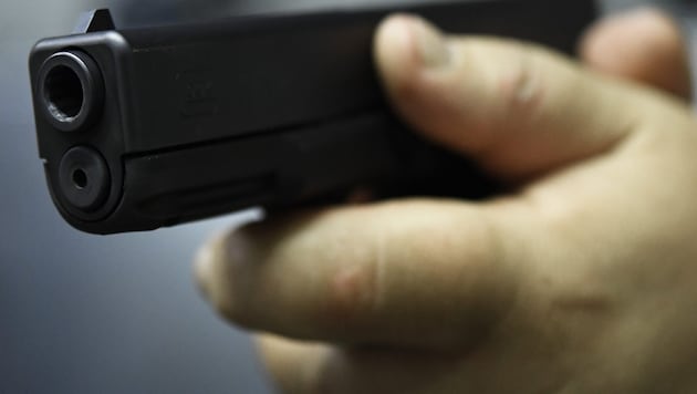 Mit einer Spielzeugpistole überfiel ein 35-Jähriger eine Trafik (Symbolbild). (Bild: APA/ROBERT JAEGER)