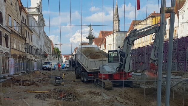 Der Stadtplatz in Steyr wird derzeit umgebaut. Bis Ende Oktober sind immer Abschnitte betroffen. (Bild: fotokerschi)