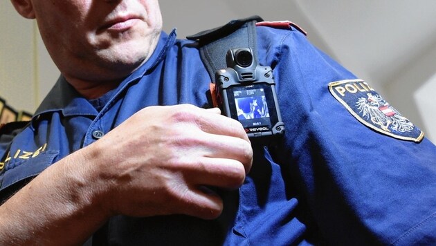 Polizist mit einer Körperkamera (Bild: APA/HELMUT FOHRINGER)