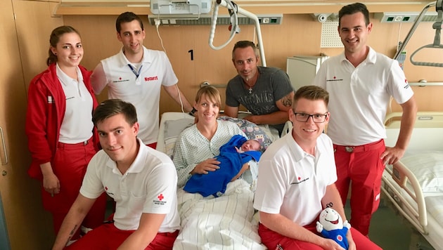 Die Lambacher Rot-Kreuz-Helfer besuchten Luca im Spital (Bild: Rotes Kreuz)