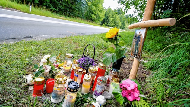 Die trauernden Angehörigen stellten auf der Unfallstelle bei der L210 ein Kreuz, Kerzen und Blumen auf (Bild: MARKUS TSCHEPP)