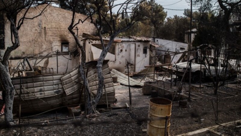 Ein ausgebranntes Haus in Mati (Bild: AFP)
