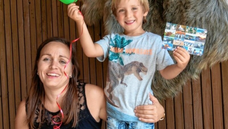 Matteo und seine Mama freuen sich über Post aus Australien. (Bild: Furtner)