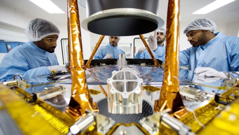 Techniker mit der Sonde „Hope“ im Reinraum (Bild: Mohammed bin Rashid Space Centre)