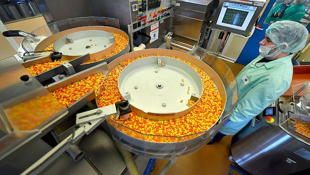 Herstellung von Arzneimitteln in Frankreich (Bild: APA/AFP/GERARD JULIEN)