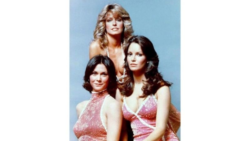 Kate Jackson als Sabrina Duncan, Farrah Fawcett als Jill Munroe und Jaclyn Smith als Kelly Garrett in der US-Serie „Drei Engel für Charlie“ (Bild: apa/dpa)