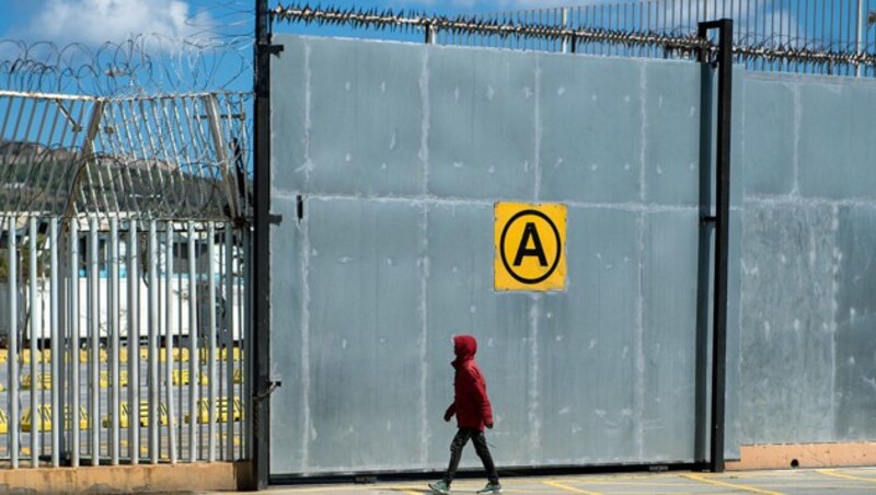 Laut Menschenrechtsorganisationen und Ärzten sind schon zahlreiche Migranten auf dem Grenzzaun verblutet. (Bild: APA/AFP/FADEL SENNA)