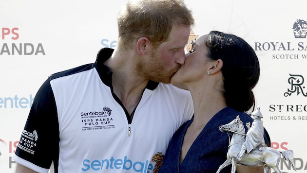 Prinz Harry küsst seine Frau Meghan nach dem Senetable ISPS Hand Polo Cup (Bild: Copyright 2018 The Associated Press. All rights reserved.)