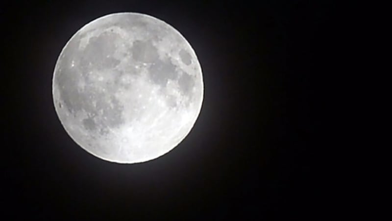 Der Vollmond vor der totalen Mondfinsternis am 27. Juli 2018 über Sri Lanka (Bild: AFP)