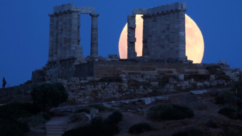 Der aufgehende Blutmond über dem Tempel des Poseidon am Kap Sounion in Griechenland (Bild: AP)