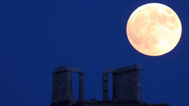 Der aufgehende Blutmond über dem Tempel des Poseidon südlich der griechischen Hauptstadt Athen (Bild: AP)