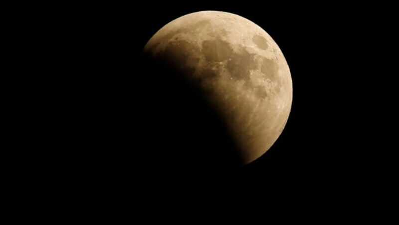 Am Himmel über dem Gaza-Streifen beginnt sich der Blutmond zu verdunkeln. (Bild: AFP)