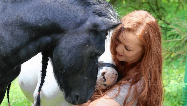 Elisabeth Schneeweiß hat ihr Herz am rechten Fleck. Auch das weiße Pony „Christian“ hat sie vor dem sicheren Tod gerettet. (Bild: Evelyn Hronek)