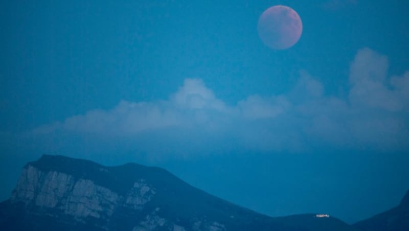 Der Blutmond über der Schweiz (Bild: AP)