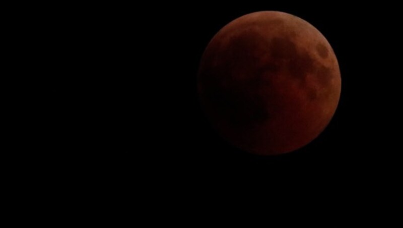 Die Mondfinsternis über der zypriotischen Hauptstadt Nikosia (Bild: AFP)