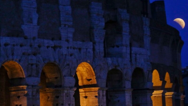 Sehr gut zu sehen war die Mondfinsternis auch über der italienischen Hauptstadt Rom. (Bild: AP)