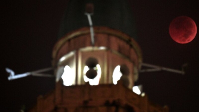 Der Blutmond hinter der Wilayah-Moschee in Kuala Lumpur (Bild: AFP)