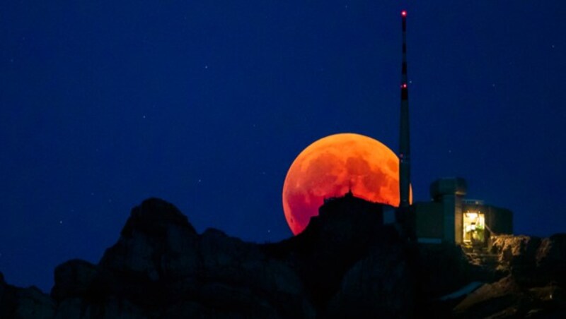 Der Blutmond über Luzern in der Schweiz (Bild: AP)