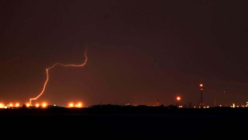 Gewitter verpatzten auch den Menschen in Großbritannien teilweise die Sicht auf die Mondfinsternis. (Bild: AP)