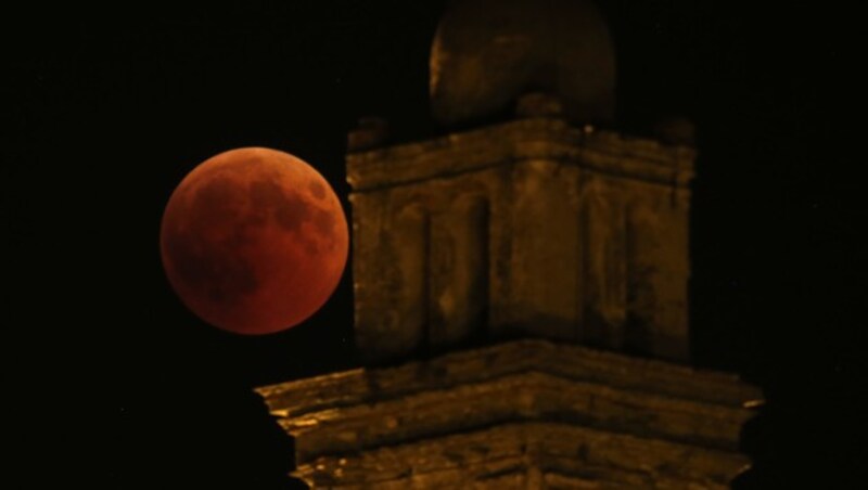 Der sich verfinsternde Blutmond über der Mittelmeerinsel Korsika (Bild: AFP)