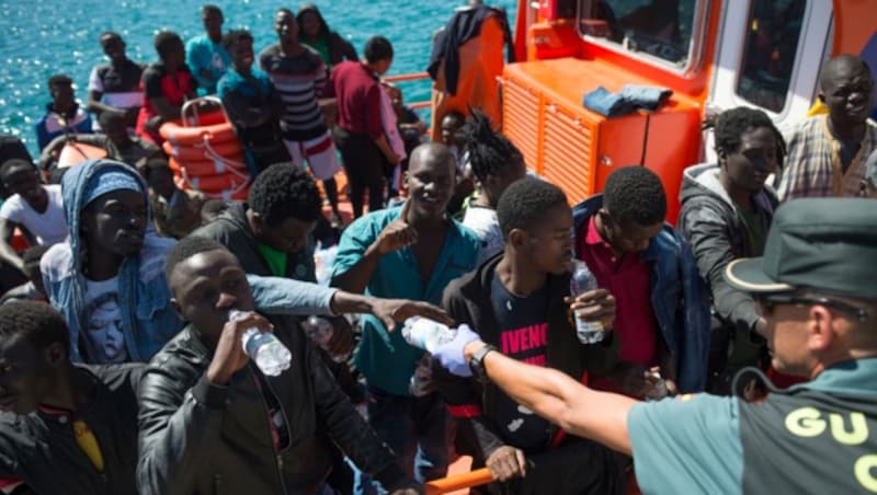 Migranten im Hafen von Tarifa (Bild: AFP)