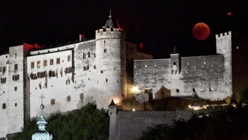 Der Mond über der Festung Hohensalzburg (Bild: APA/BARBARA GINDL)