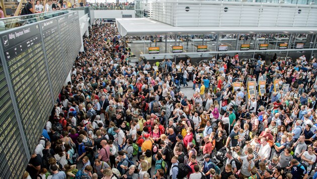 Zahlreiche Fluggäste warteten am Flughafen in München am Terminal 2 auf ihre Flüge. (Bild: APA/dpa/Matthias Balk)