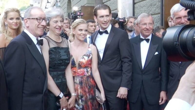 Die britische Premierministerin Theresa May mit Ehemann Philip, Susanne Thier und Bundeskanzler Sebastian Kurz in Salzburg (Bild: krone.tv)