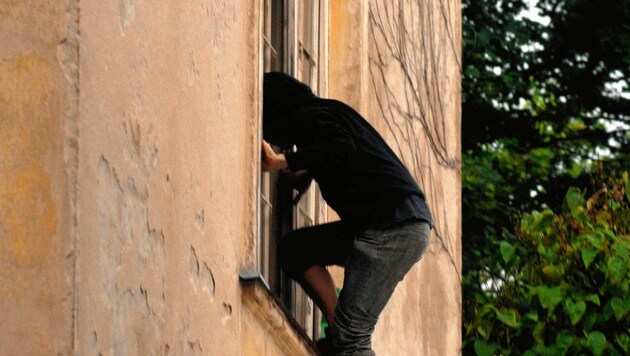 Am helllichten Tag zwängten Einbrecher das Fenster eines Einfamilienhauses auf. (Bild: Elmar Gubisch)