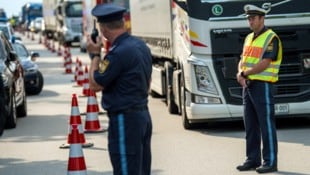 Im Frachtraum des Reisebusses machten die Beamten einen bemerkenswerten Fund (Symbolbild). (Bild: APA/dpa/Lino Mirgeler)