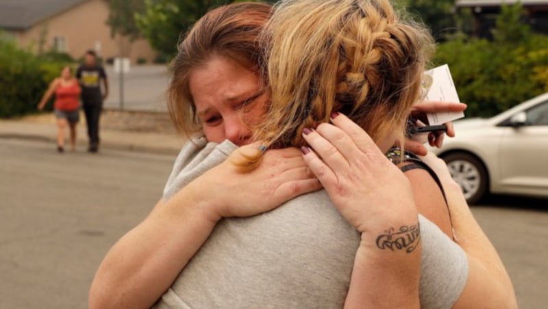 Sherry Bledsoe und ihre Schwester weinen um ihre im Feuer gestorbenen Kinder. (Bild: AP)