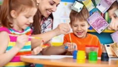 Die Kinderbetreuung ist für viele Eltern nicht stemmbar. (Bild: stock.adobe.com, thinkstockphotos.de, krone.at-Grafik)