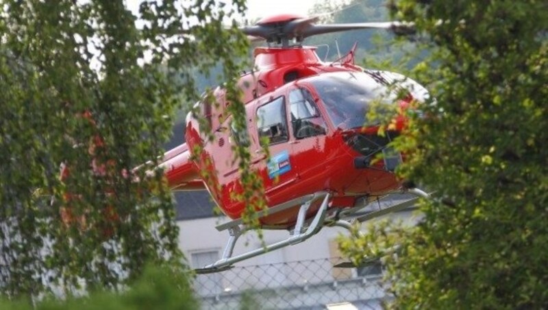 Der Bub wurde vom „Martin 3“-Helikopter ins Spital nach Linz geflogen. (Bild: laumat)