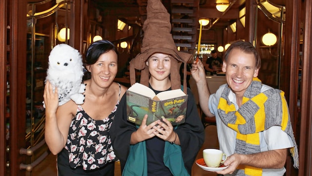 Josephine Engl, Tochter Tara und Gert Wakonig laden in die Welt von Harry Potter - auch am Sonntag (Bild: Evelyn Hronek)