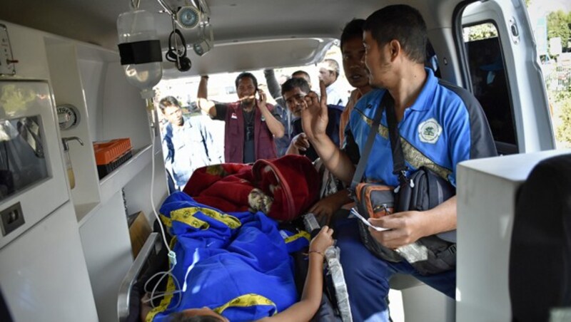 Rettungskräfte stehen seit zwei Tagen rund um die Uhr im Einsatz, um die Erdbebenopfer zu versorgen. (Bild: APA/AFP/Aulia Ahmad)