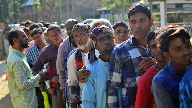 Wartende Muslime vor einem der Registrierungslokale in Assam, in denen im Zuge der Volkszählung die indische Staatsbürgerschaft mit glaubwürdigen Dokumenten bewiesen werden muss (Bild: APA/AFP/Kulendu Kalita)