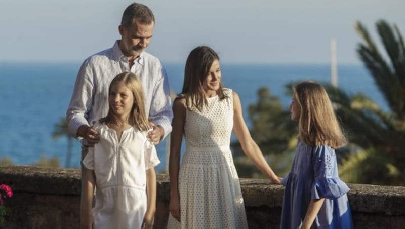 Königin Letizia trägt ein Sommerkleid von Boss, Prinzessin Sofia trägt Massimo Dutti, Prinzessin Leonor hat sich für ein Kleid von Zara entschieden. (Bild: www.PPS.at)