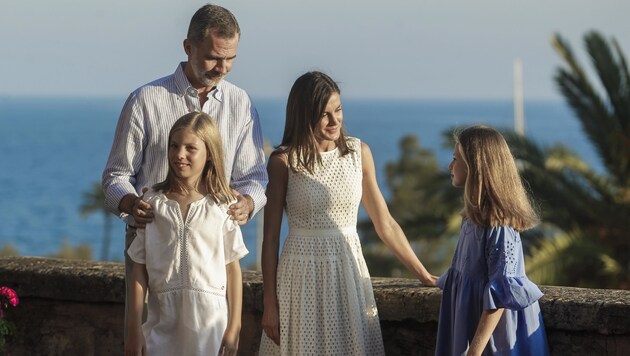 Königin Letizia trägt ein Sommerkleid von Boss, Prinzessin Sofia trägt Massimo Dutti, Prinzessin Leonor hat sich für ein Kleid von Zara entschieden. (Bild: www.PPS.at)