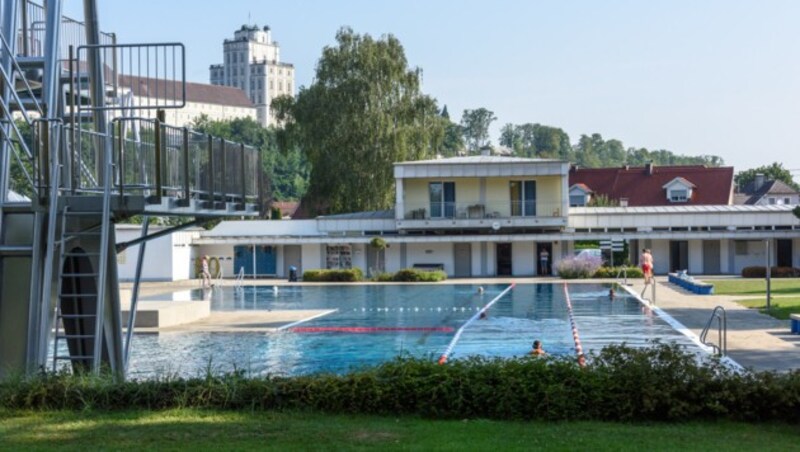 Im Freibad von Kremsmünster wurde der kleine Ali vor dem Ertrinken gerettet. (Bild: © Jack Haijes)