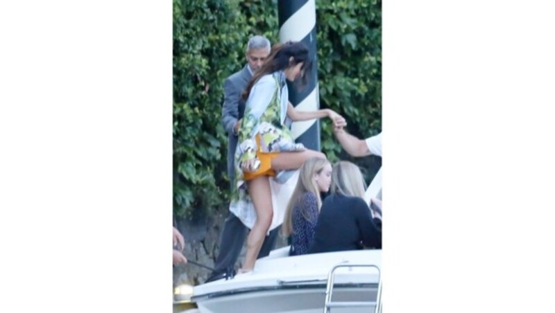 George Clooney hilft seiner Frau beim Einsteigen ins Boot. (Bild: www.PPS.at)