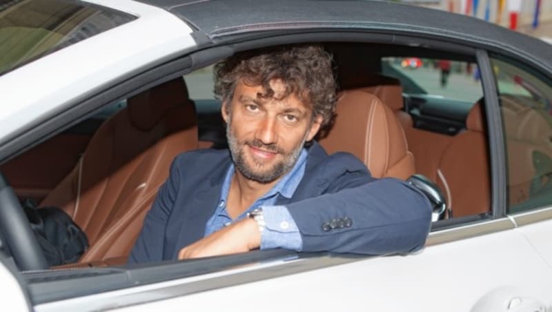 Salzburger Festspiele 2015: Jonas Kaufmann kommt zu seinem Auftritt im Stück Fidelio im Großen Festspielhaus mit dem eigenen Wagen (Bild: www.neumayr.cc)