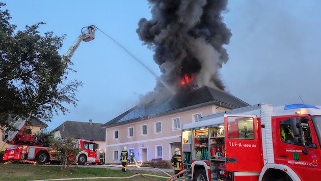 250 Feuerwehrleute löschten (Bild: FOTOKERSCHI.AT/FF Rohrbach)