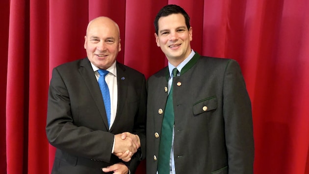 Landesparteiobmann-Stellvertreter Hannes Amesbauer mit dem FPÖ-Bürgermeister Willibald Ebner von Breitenau am Hochlantsch (links) (Bild: FPÖ Steiermark)