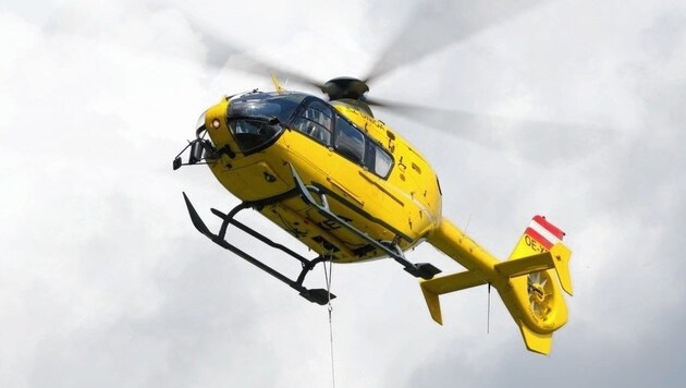 Das Team des Rettungshelikopters C11 brachte den schwer verletzten Mopedlenker ins UKH (Bild: Evelyn Hronek)