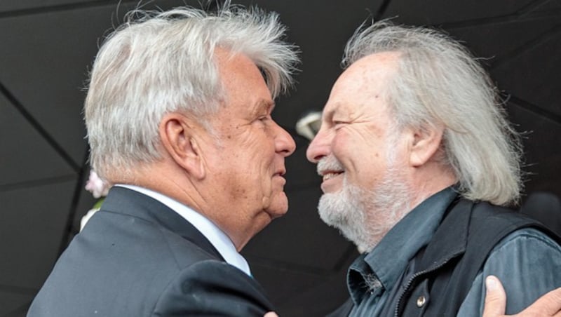 Festspielpräsident Hans Peter Haselsteiner mit dem gefallenen künstlerischen Leiter der Festspiele in Erl (Bild: APA/EXPA/JOHANN GRODER)