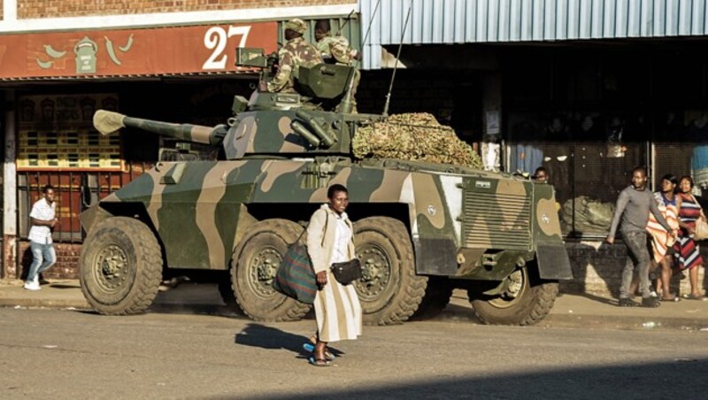 Nach den Unruhen patrouilliert das simbabwische Militär in den Straßen der Hauptstadt Harare. (Bild: APA/AFP/ZINYANGE AUNTONY)