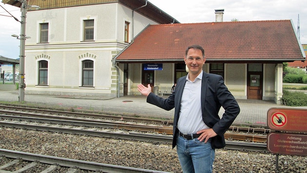 Neumarkts Bürgermeister Adi Rieger sucht alte Fotos des ursprünglichen Bahnhofs (Bild: Stadtgemeinde Neumarkt)