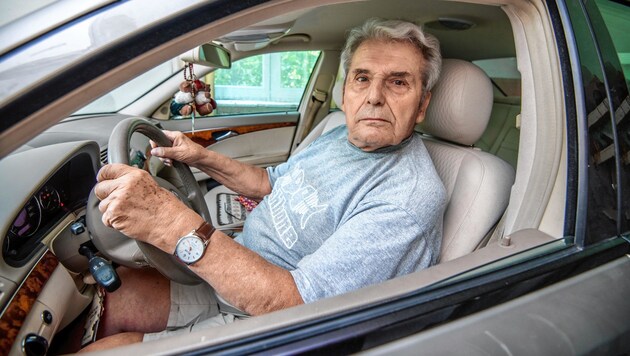 Probesitzen fürs Foto: Johann T. (81) will nach einem Unfall mit Todesfolge seinen Führerschein retour! (Bild: Imre Antal)