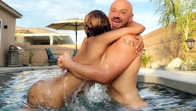 Sängerin Mel B mit Kumpel Gary Madatyan im Pool (Bild: www.instagram.com)