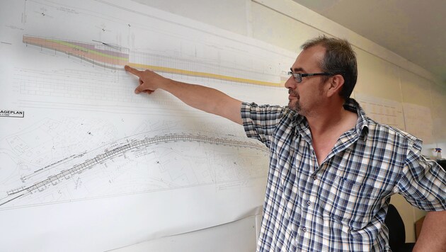Bauleiter Harald Wimmer zeigt den Gesamtplan der alles in allem rund 1600 Meter langen Unterflurtrasse. (Bild: Juergen Radspieler)